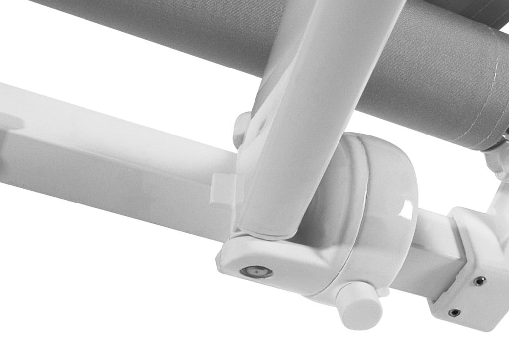 Zártszelvényes napellenző kar mechanizmus